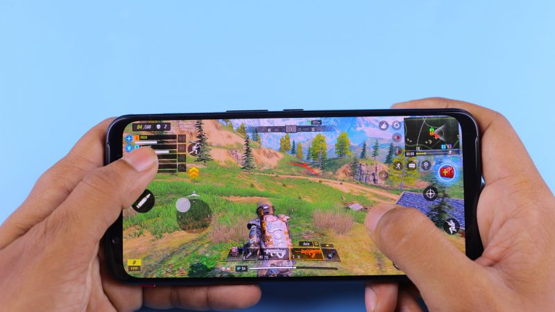 Une personne jouant à un jeu sur smartphone