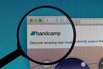 Logo de Bandcamp sous verre grossissant