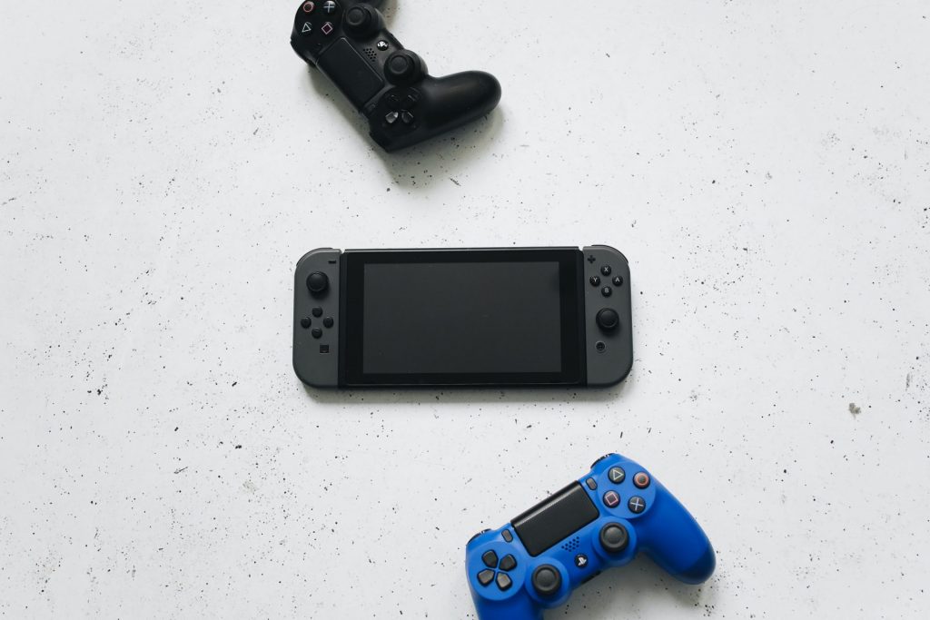 Deux manettes de PlayStation et une Switch